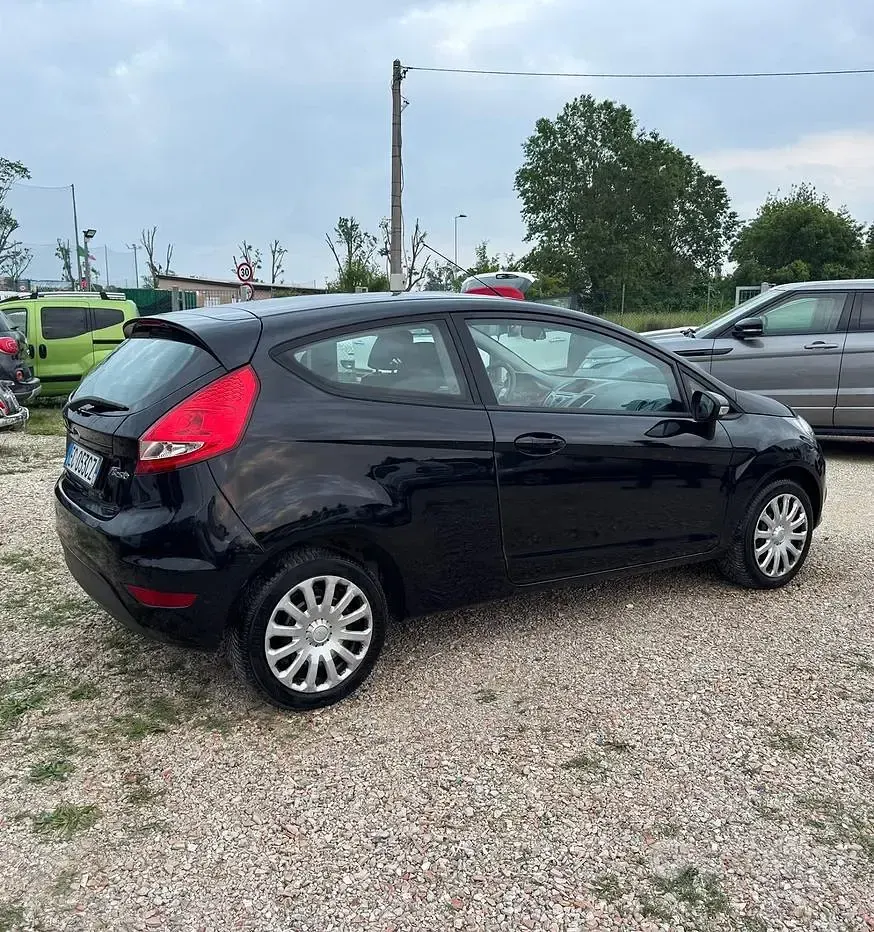 Usata Ford Fiesta 92 CV (67 kW) 2010 Nero Berlina