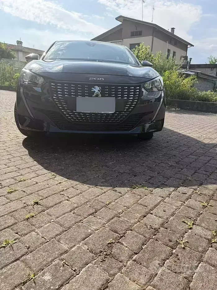 Usata Peugeot 208 Active 102 CV (75 kW) 2022 Nero Utilitaria