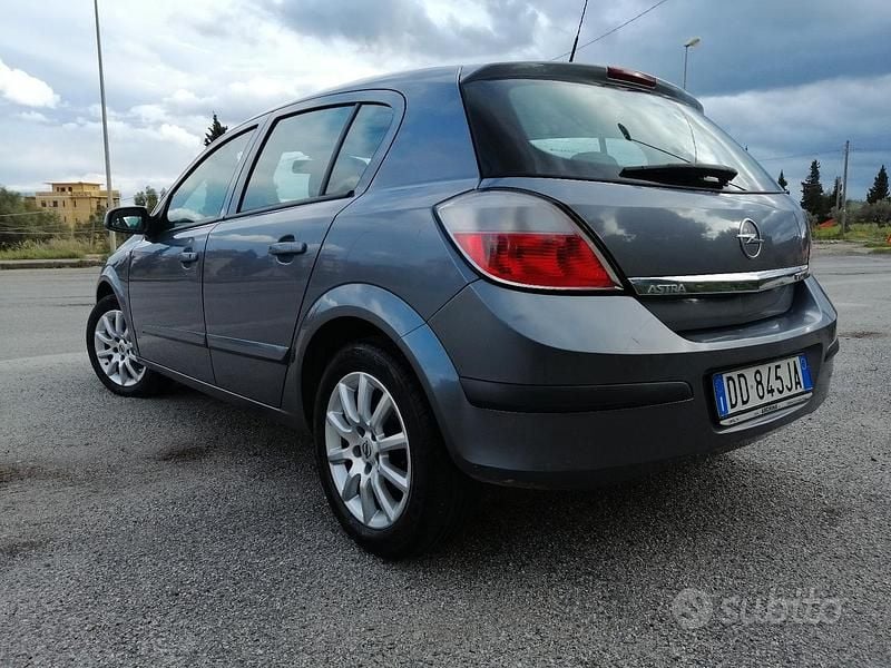 Usata Opel Astra Club 101 CV (74 kW) 2006 Berlina
