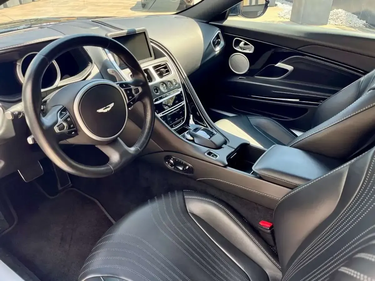 Usata Aston Martin DB11 510 CV (375 kW) 2020 Onyx black Coupé