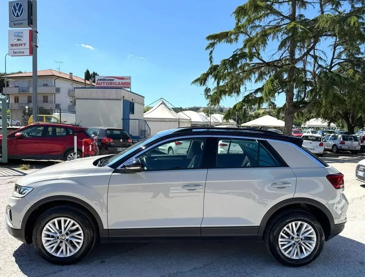 Usata VW T-Roc Life 110 CV (80 kW) 2023 Ascot gray SUV