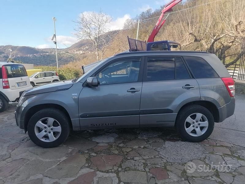 Grigio Usata 2009 Suzuki Vitara SUV | 6900 € - Immagine 1/4