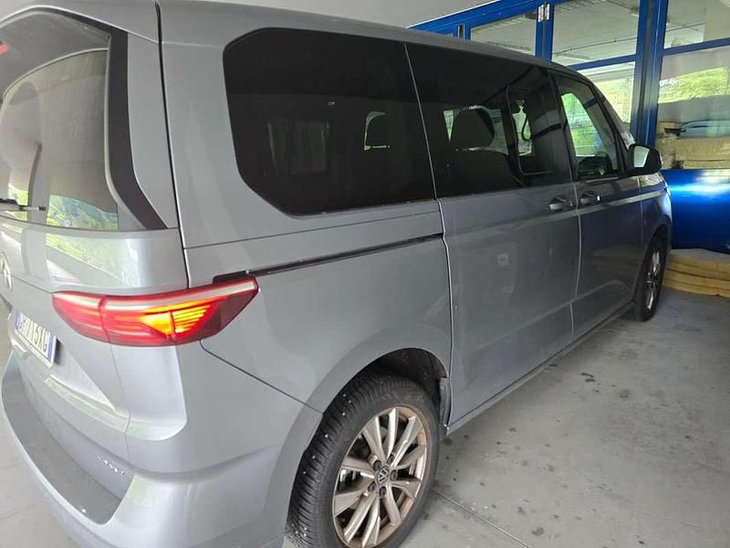 Usata VW Multivan Life 296 CV (217 kW) 2024 Grigio Furgone