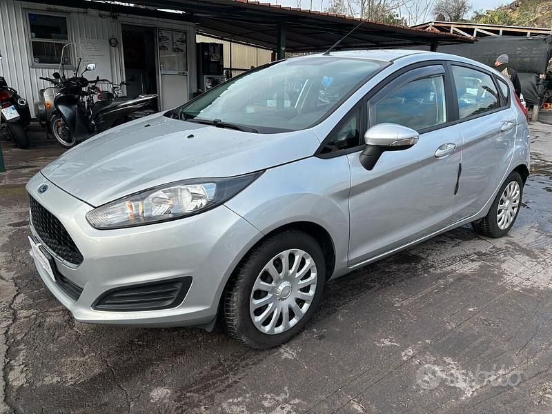 Usata Ford Fiesta 75 CV (55 kW) 2014 Grigio Utilitaria
