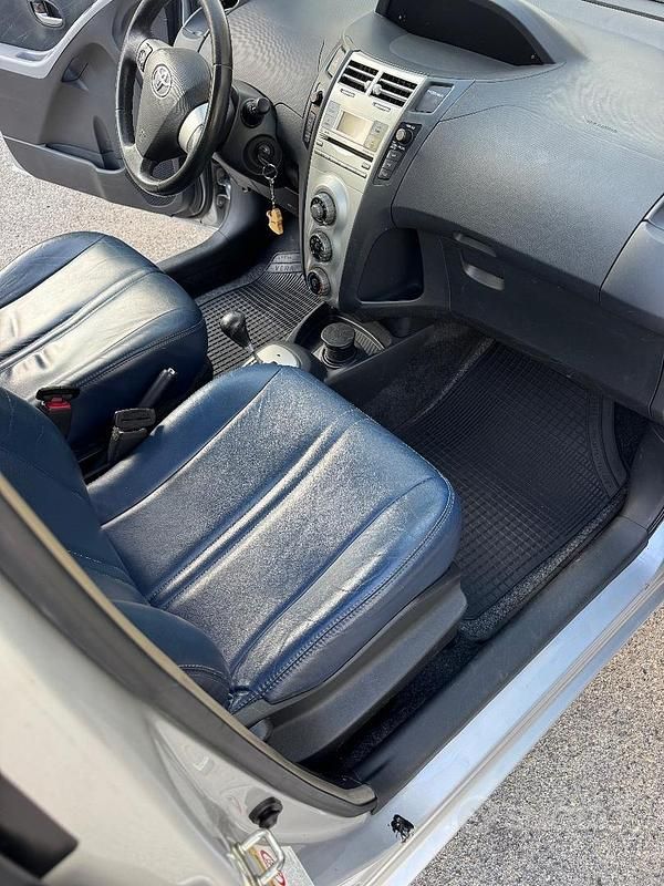 Usata Toyota Yaris 90 CV (66 kW) 2008 Grigio Utilitaria