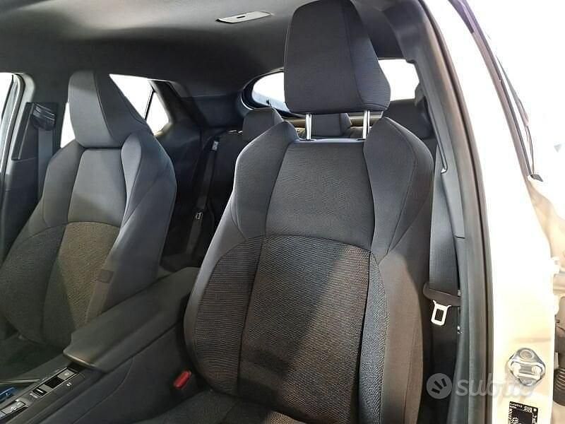 Usata Toyota C-HR Active 122 CV (89 kW) 2024 Bianco SUV