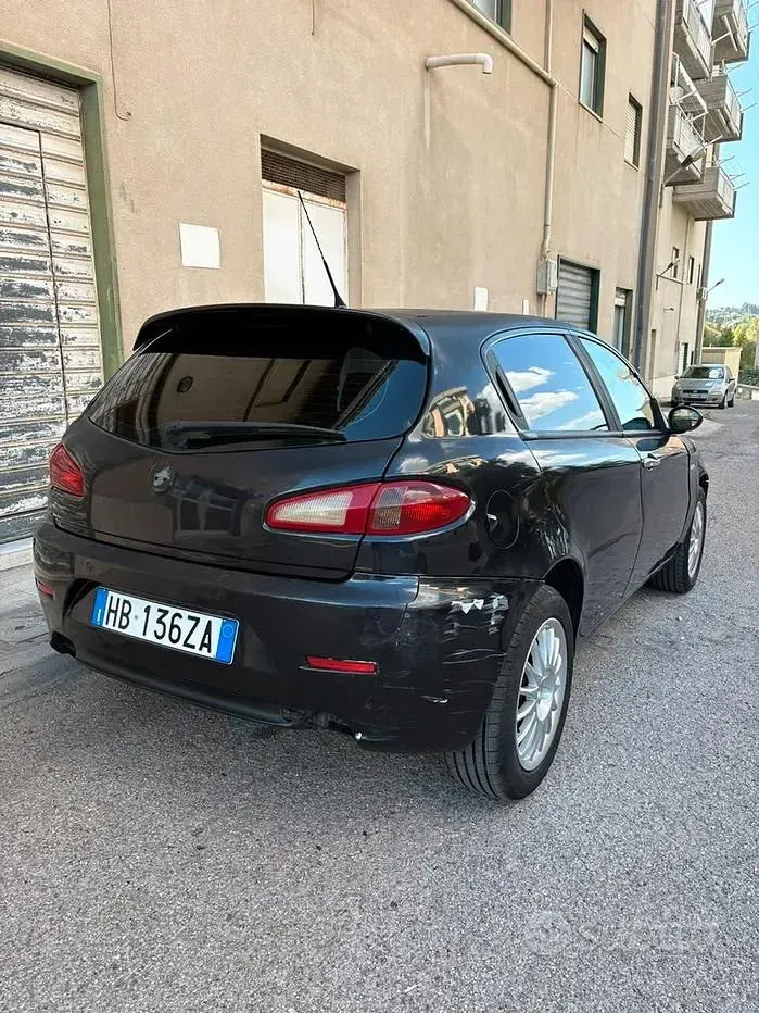 Usata Alfa Romeo 147 120 CV (88 kW) 2007 Nero Utilitaria