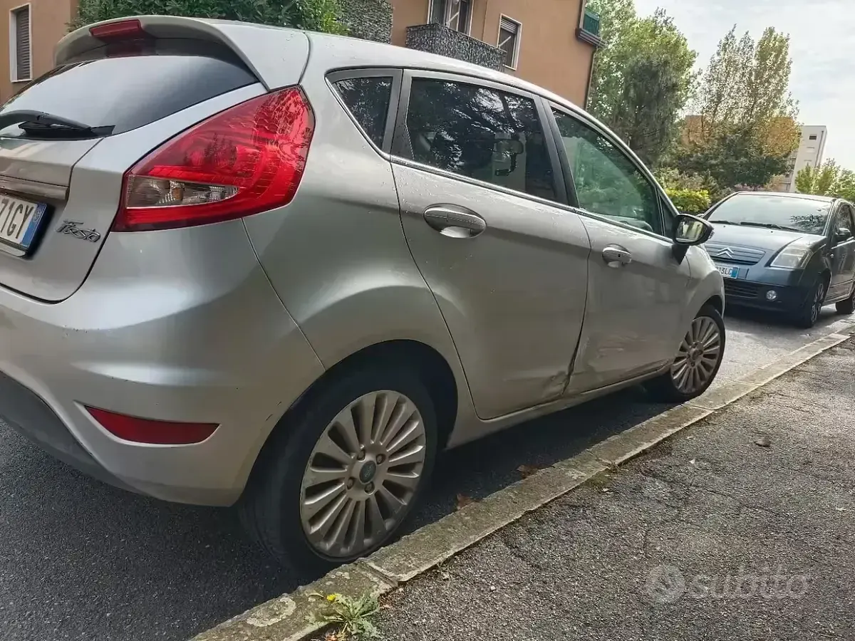 Usata Ford Fiesta Titanium 80 CV (58 kW) 2011 Grigio Utilitaria