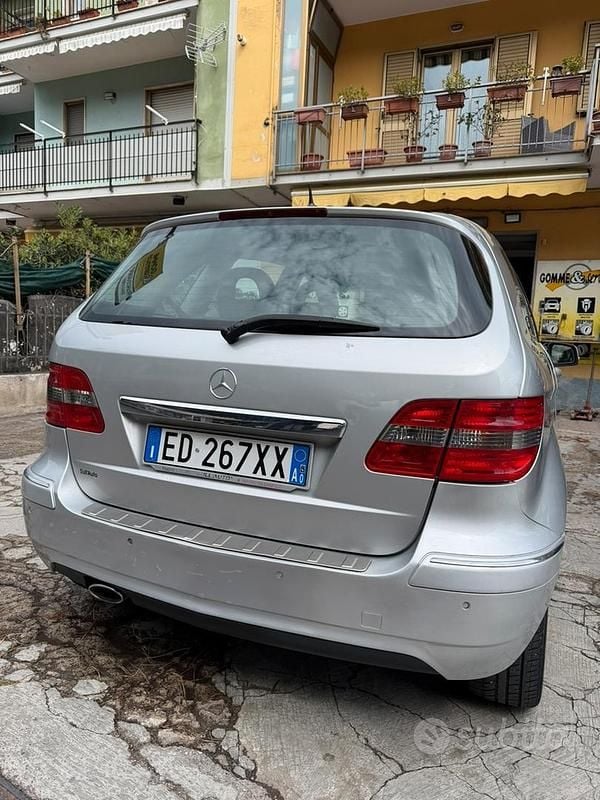 Usata Mercedes B200 140 CV (102 kW) 2011 Grigio Monovolume