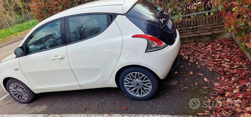 Bianco Usata 2014 Lancia Ypsilon Due volumi | 5999 € (Buon prezzo) - Immagine 1/4