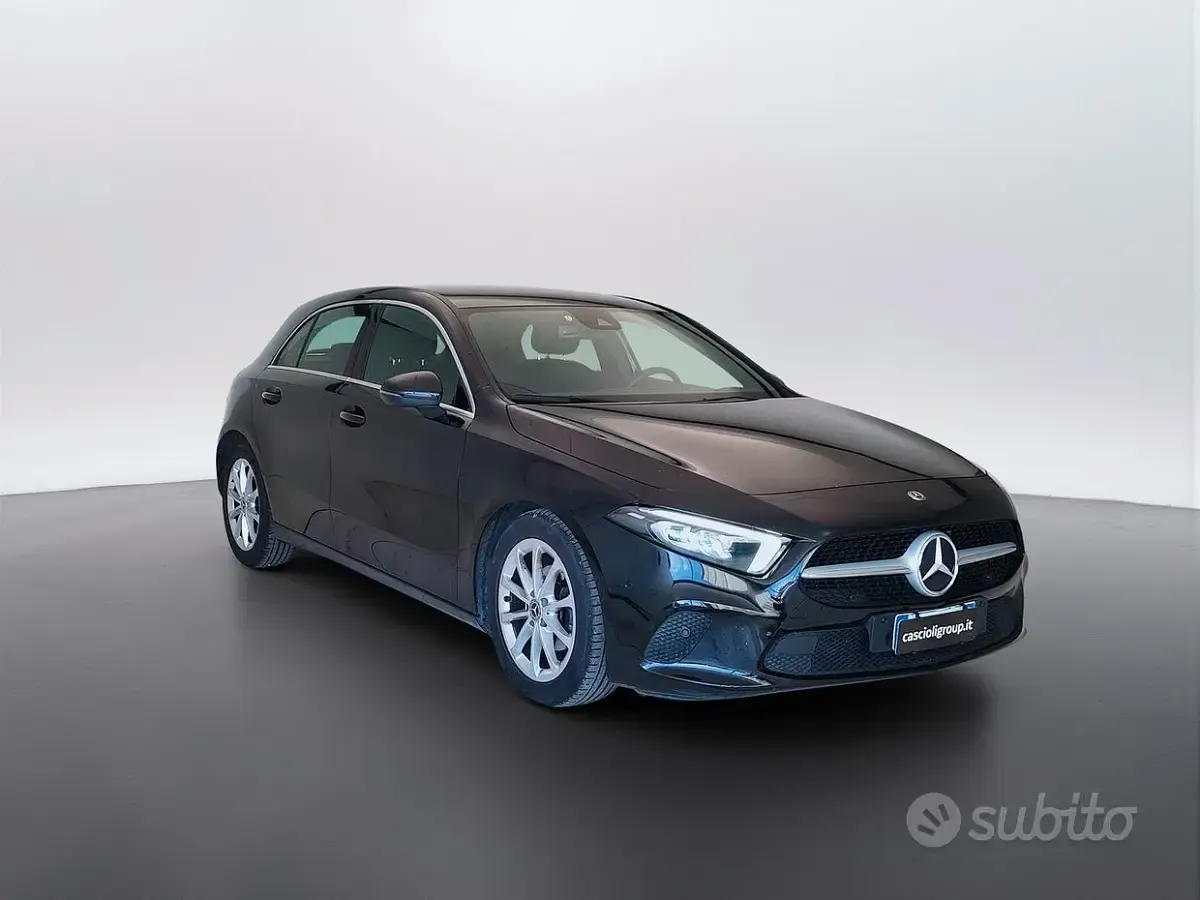 Usata Mercedes A180 Premium 116 CV (85 kW) 2023 Nero cosmo metallizzato Berlina