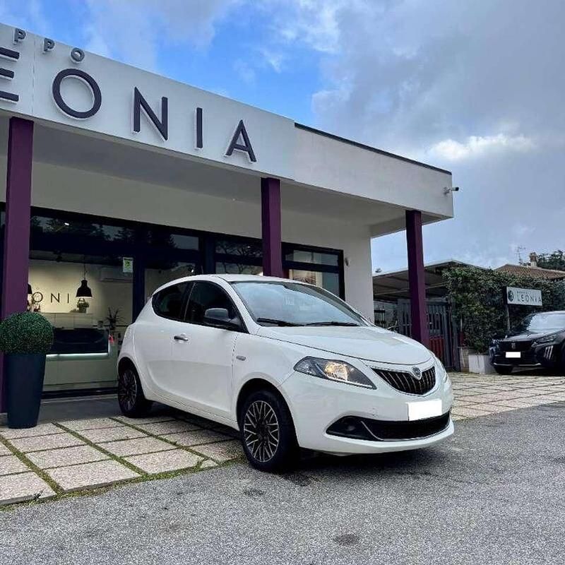 Bianco neve Usata 2023 Lancia Ypsilon Gold Due volumi | 10.990 € (Ottimo prezzo) - Immagine 1/4