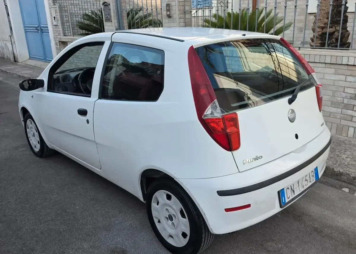 Usata Fiat Punto 69 CV (50 kW) 2004 Bianco Utilitaria