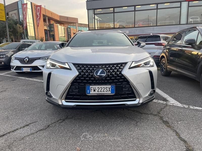 Usata Lexus UX 184 CV (135 kW) 2019 Argento SUV