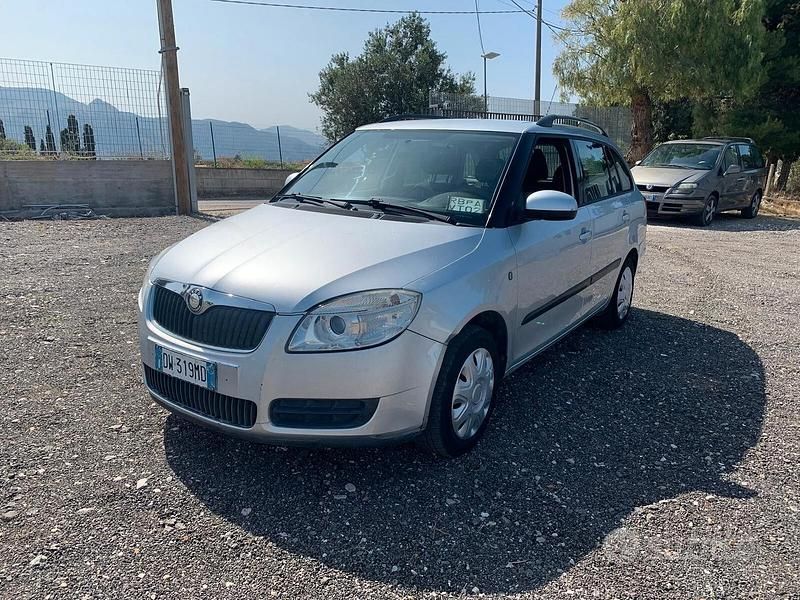 Argento Usata 2009 Skoda Fabia Due volumi | 1999 € (Ottimo prezzo) - Immagine 1/4