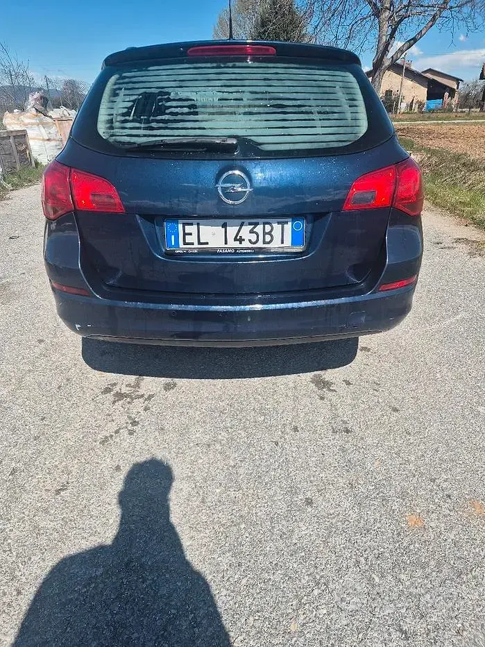 Usata Opel Astra 110 CV (80 kW) 2011 Blu Station wagon