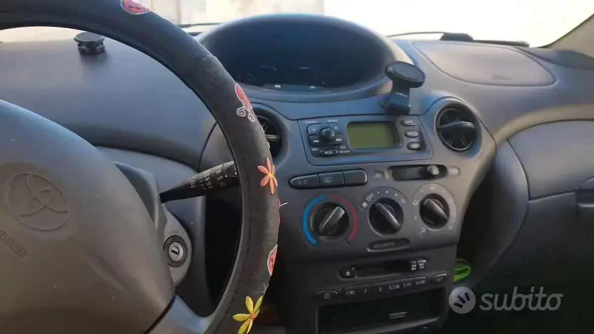 Usata Toyota Yaris 68 CV (50 kW) 2000 Grigio Utilitaria
