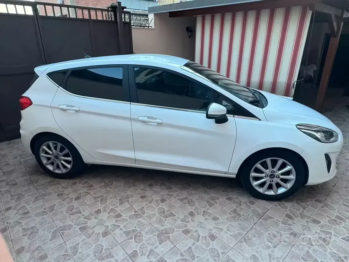 Usata Ford Fiesta 86 CV (63 kW) 2018 Bianco Utilitaria