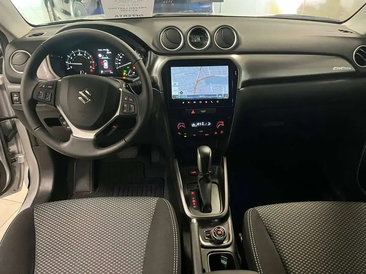 Nuova Suzuki Vitara 110 CV (80 kW) 2026 Argento SUV