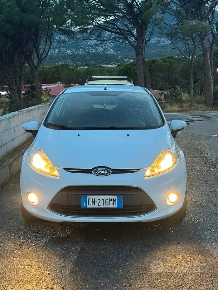 Usata Ford Fiesta 70 CV (51 kW) 2012 Bianco Berlina