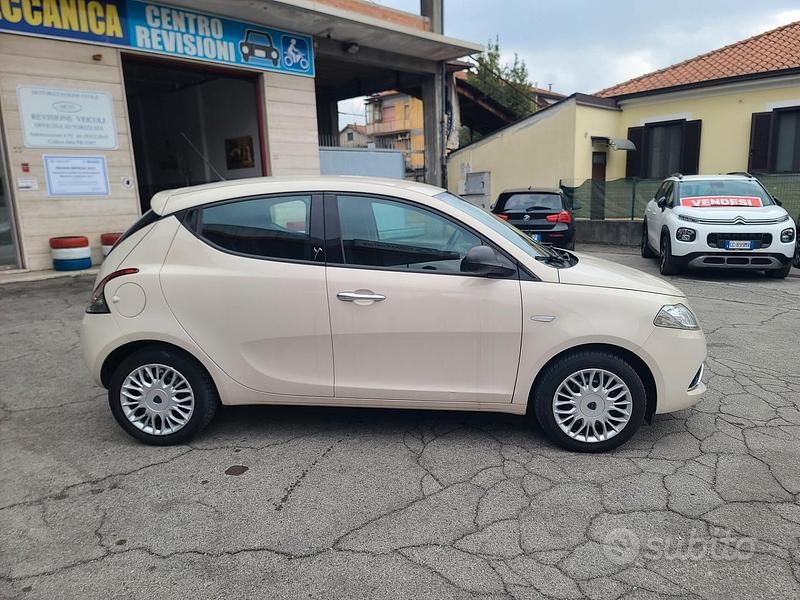 Usata Lancia Ypsilon Gold 69 CV (50 kW) 2017 Beige Utilitaria