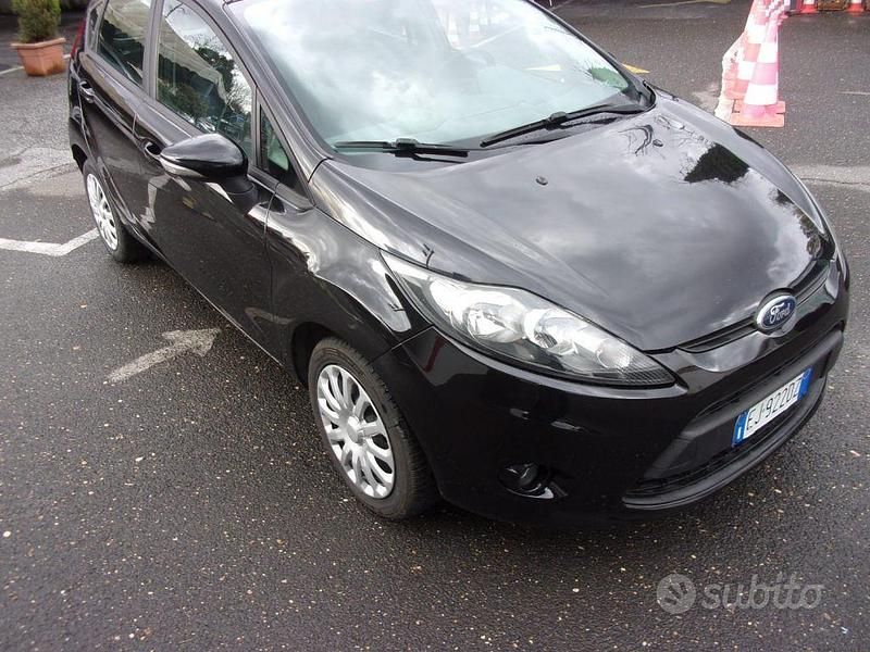 Second-hand Ford Fiesta Titanium 97 CP (71 kW) 2011 Negru Hatchback