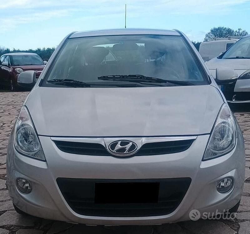 Grigio Usata 2011 Hyundai i20 Edition Tre volumi | 3900 € (Buon prezzo) - Immagine 1/4