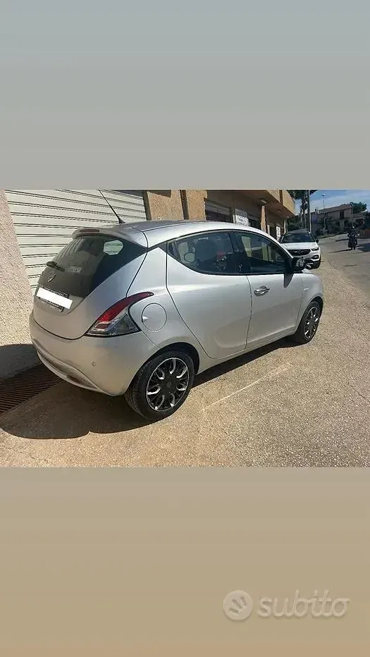 Usata Lancia Ypsilon 69 CV (50 kW) 2017 Grigio Utilitaria