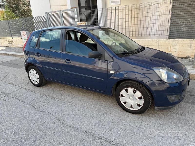 Usado Ford Fiesta 75 HP (55 kW) 2008 Azul Citadino