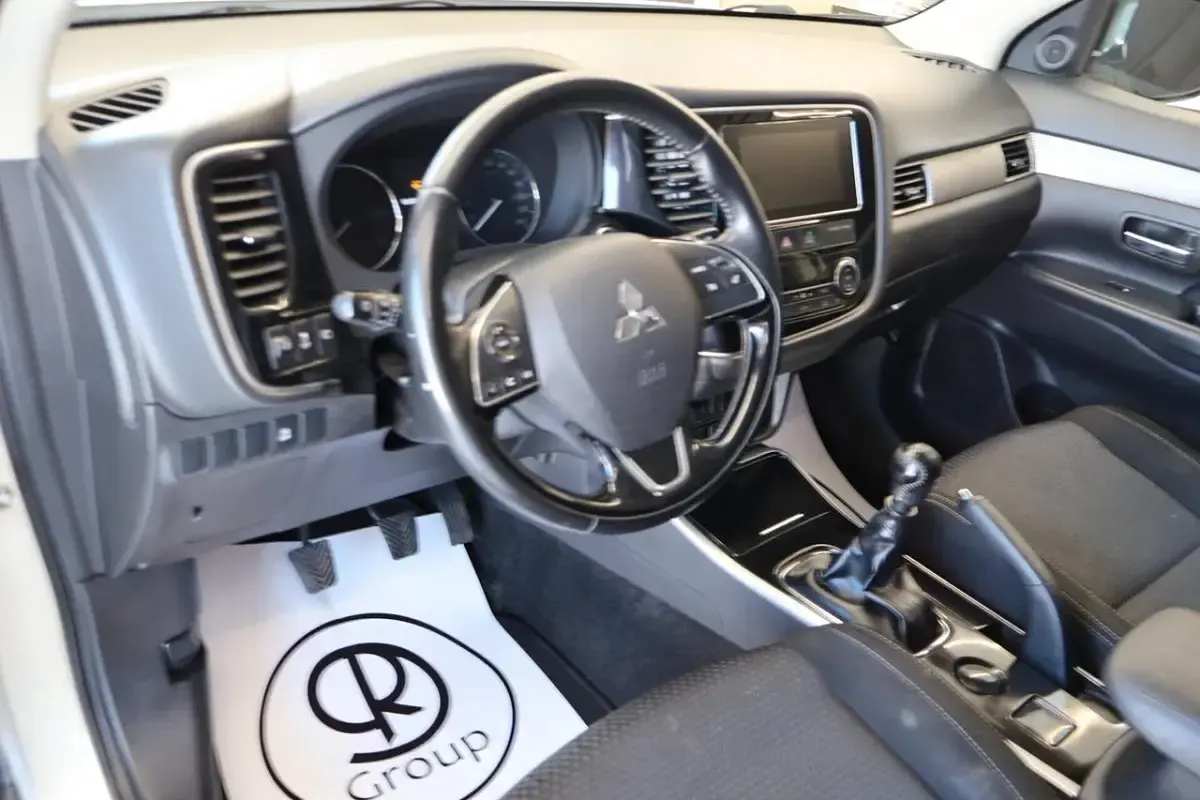 Usata Mitsubishi Outlander Instyle 150 CV (110 kW) 2018 Bianco SUV