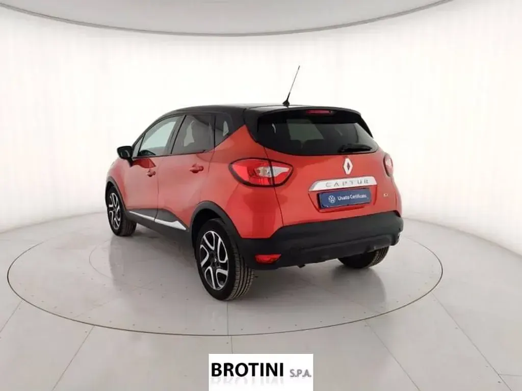 Usata Renault Captur Zen 90 CV (66 kW) 2016 Rosso metallizzato SUV