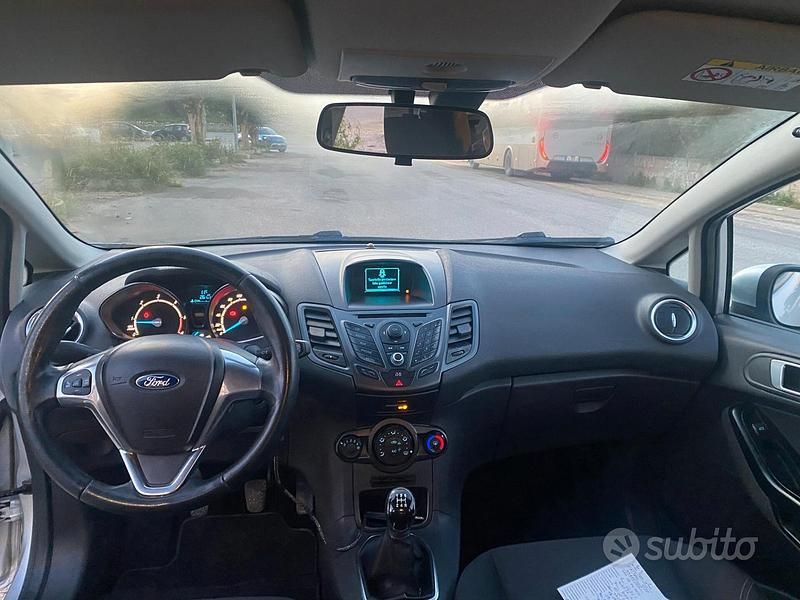 Usata Ford Fiesta 95 CV (69 kW) 2014 Grigio Utilitaria