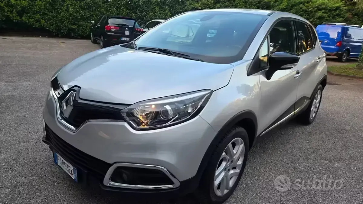 Usado Renault Captur 120 CV (88 kW) 2017 Gris SUV