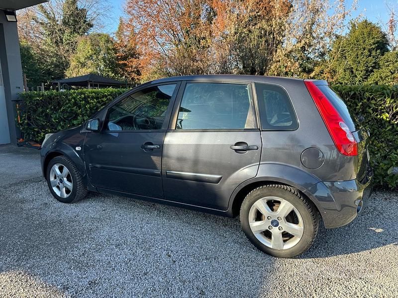 Usata Ford Fiesta Ghia 75 CV (55 kW) 2007 Grigio Berlina