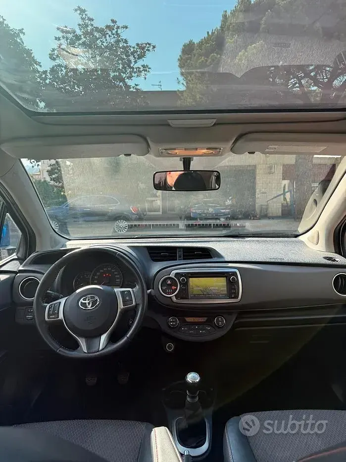 Usata Toyota Yaris Lounge 90 CV (66 kW) 2012 Bianco Utilitaria