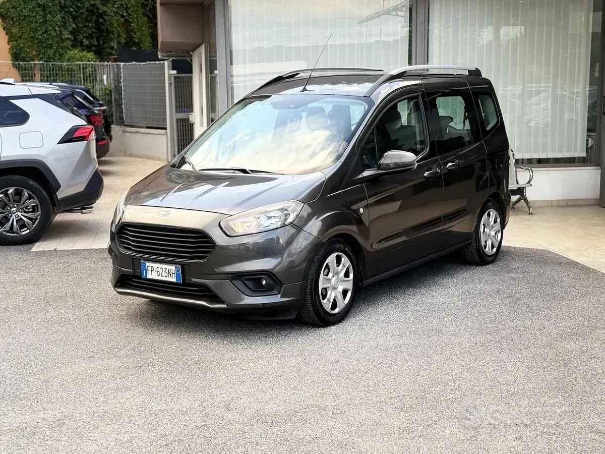 Usata Ford Tourneo Courier 75 CV (55 kW) 2018 Grigio Monovolume