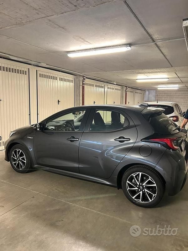 Usata Toyota Yaris Hybrid Trend 92 CV (67 kW) 2021 Grigio Utilitaria