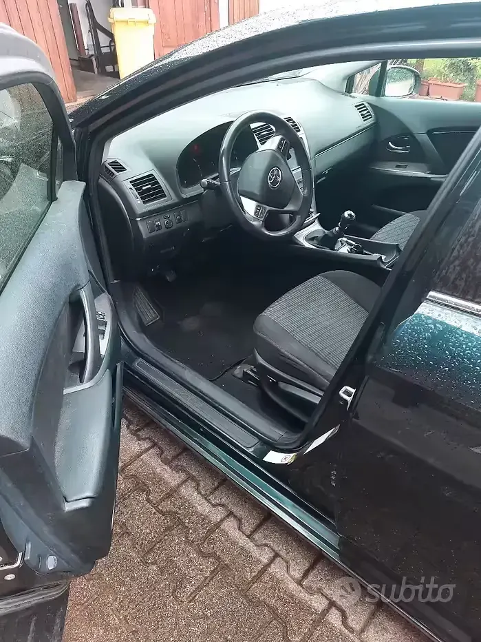 Usata Toyota Avensis 126 CV (92 kW) 2010 Nero Station wagon