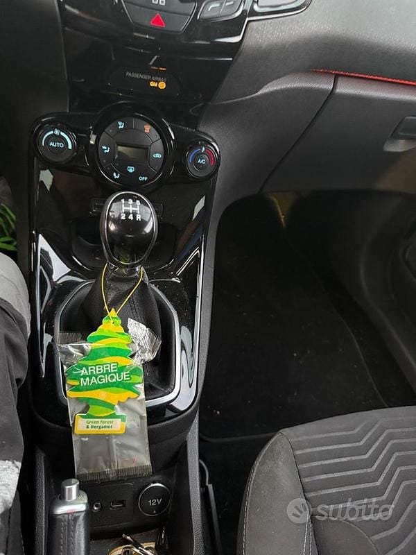 Usata Ford Fiesta Titanium 75 CV (55 kW) 2015 Blu/azzurro Utilitaria