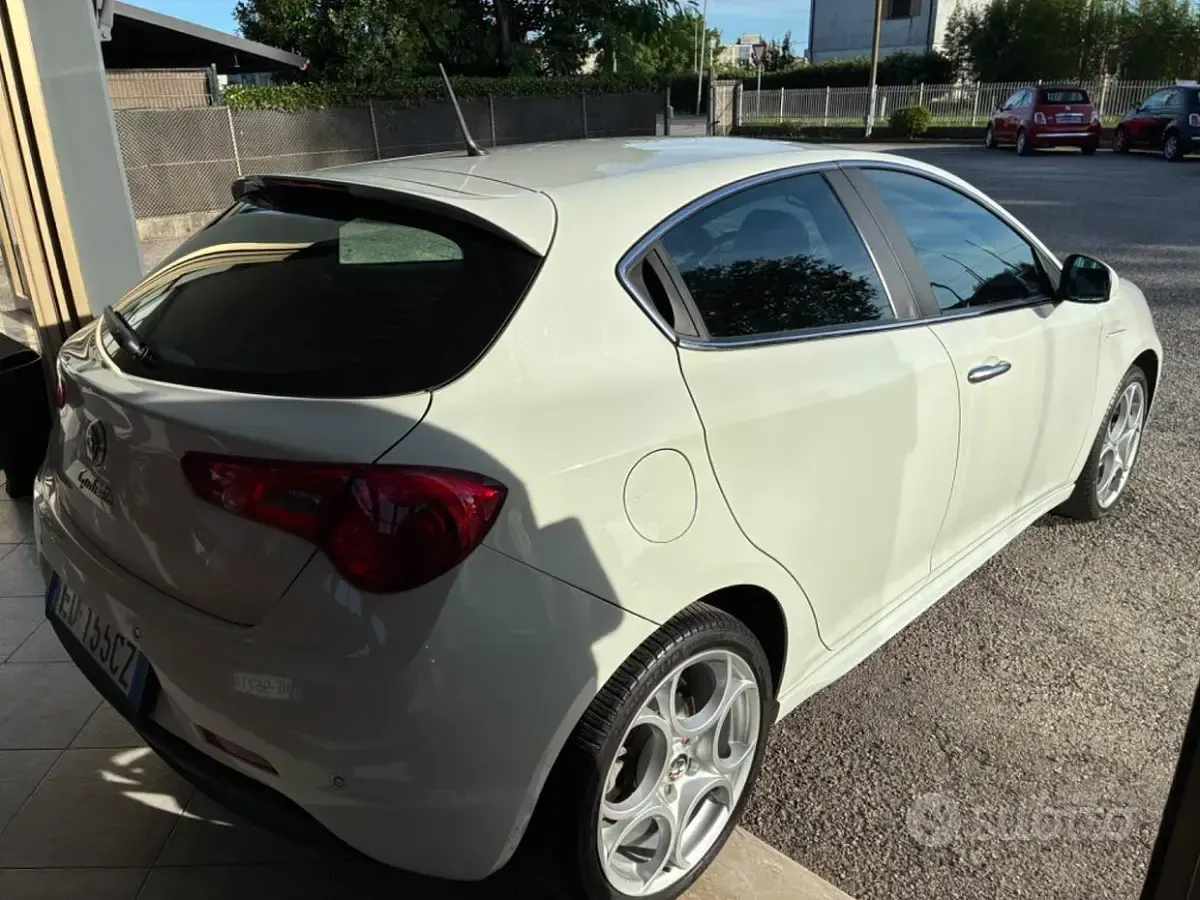 Usata Alfa Romeo Giulietta Distinctive 170 CV (125 kW) 2010 Bianco Utilitaria