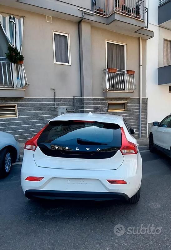 Usata Volvo V40 R-Design Momentum 120 CV (88 kW) 2017 Bianco Berlina