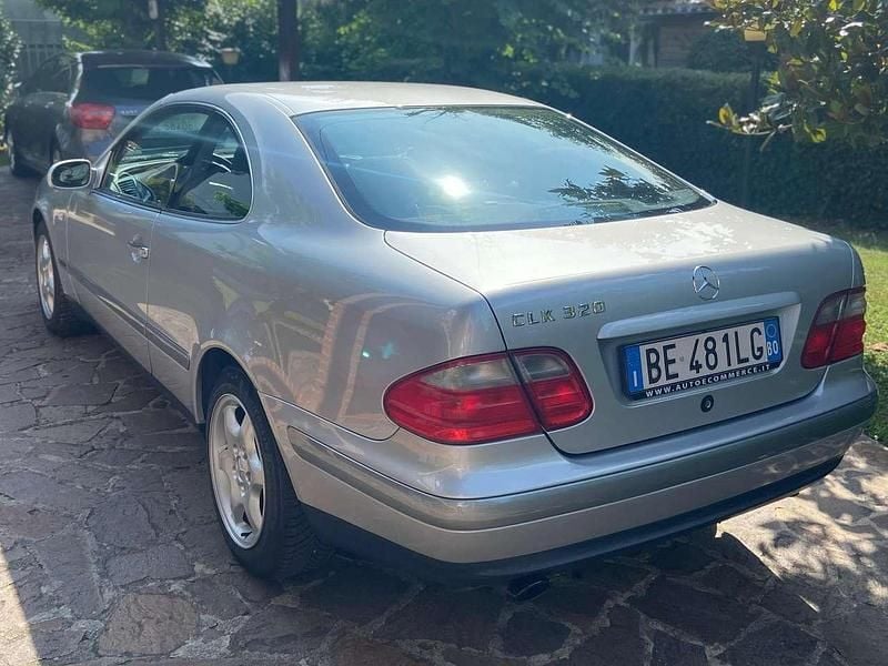Usata Mercedes CLK320 Elegance 224 CV (164 kW) 1999 Argento Coupé