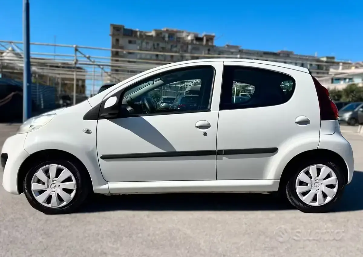 Usata Peugeot 107 Active 68 CV (50 kW) 2014 Bianco Utilitaria