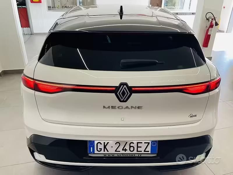 Begagnad Renault Megane E-Tech Techno 55 kW (75 HK) 2022 Vit SUV