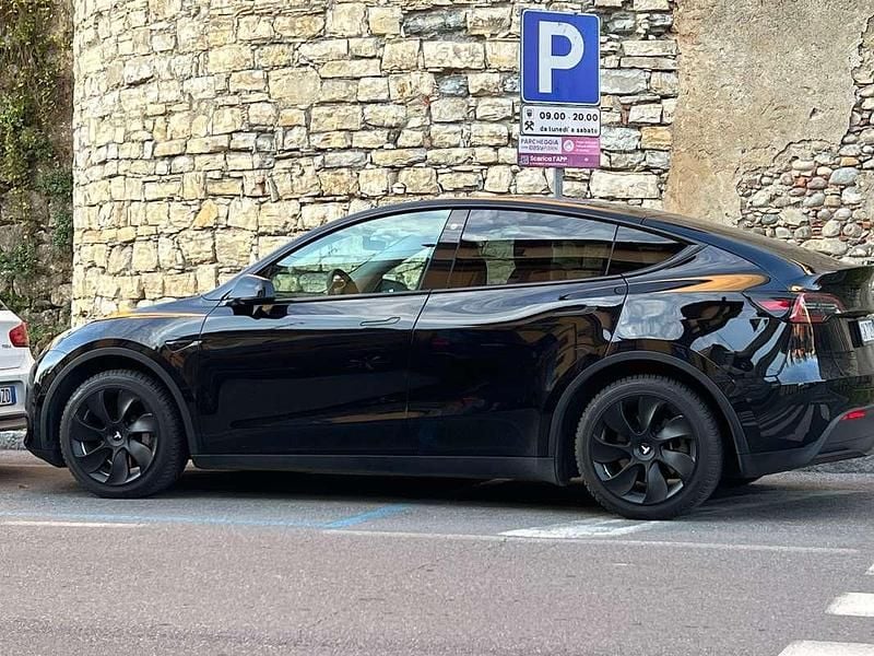 Usata Tesla Model Y RWD 88 kW (120 CV) 2023 Nero SUV