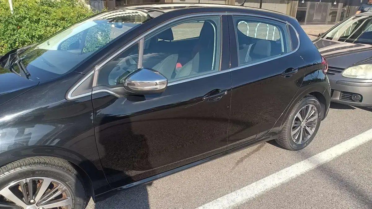 Usata Peugeot 208 Allure 82 CV (60 kW) 2016 Utilitaria