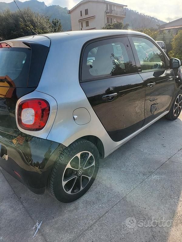 Begagnad Smart ForFour 71 HK (52 kW) 2015 Svart Halvkombi