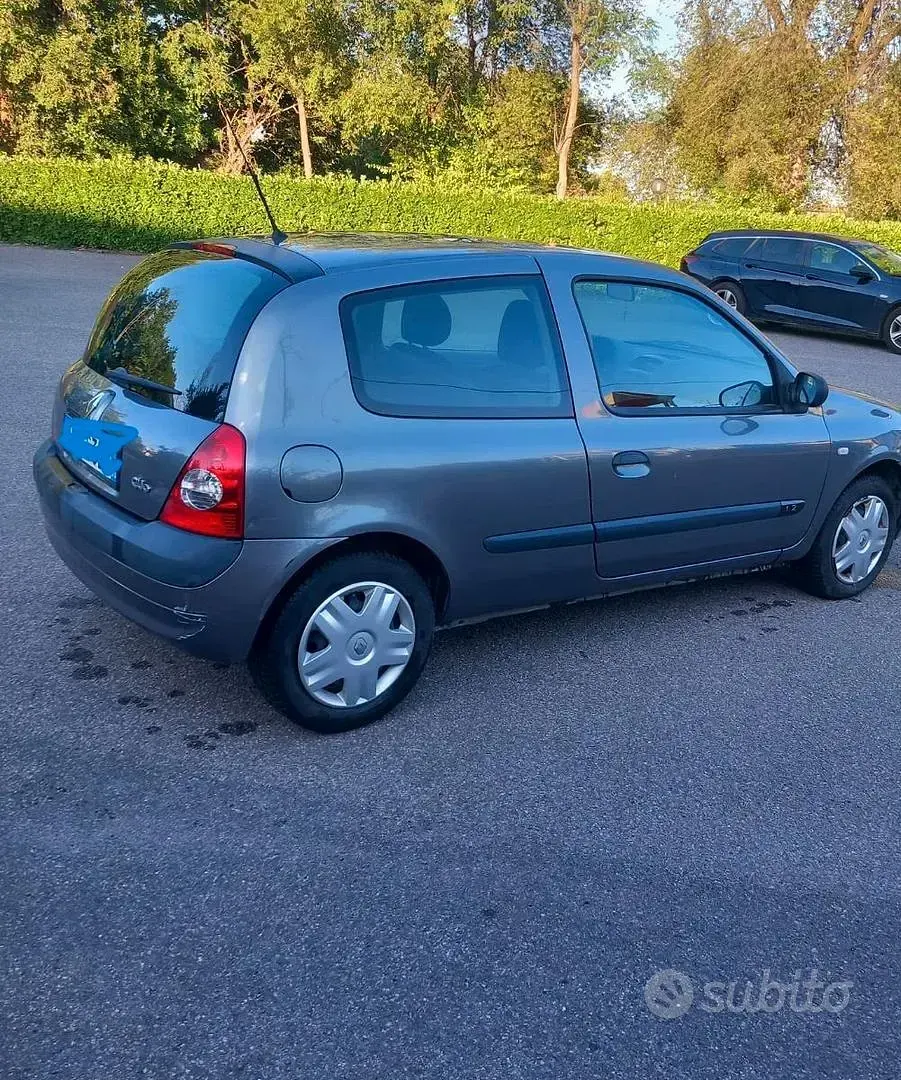 Usata Renault Clio 58 CV (42 kW) 2003 Grigio Utilitaria