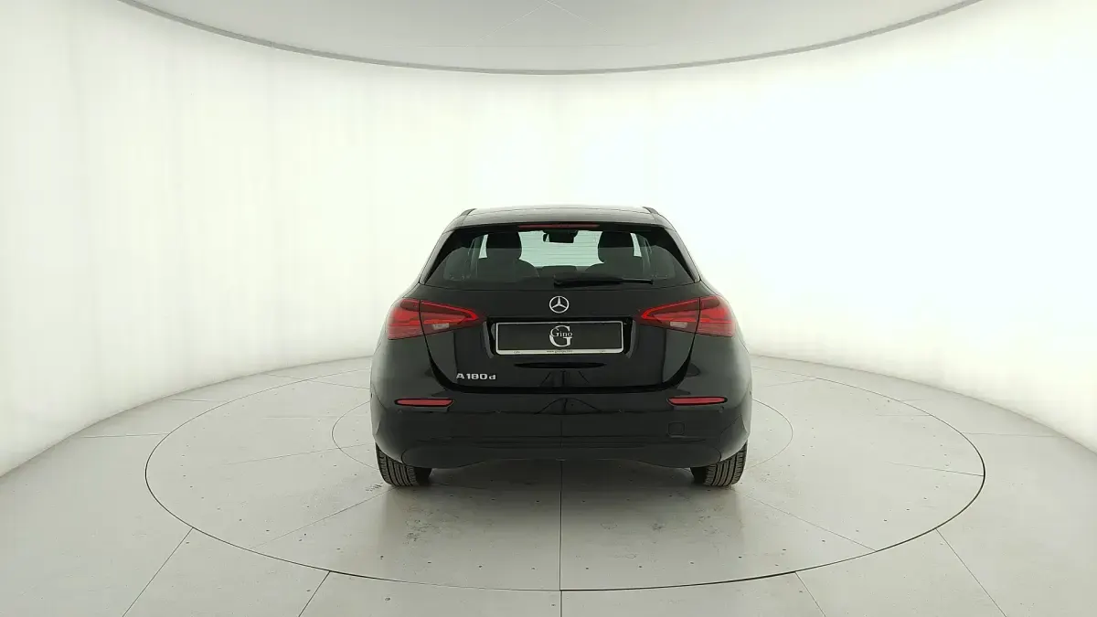 Usado Mercedes A180 Advanced 116 CV (85 kW) 2025 Negro Berlina