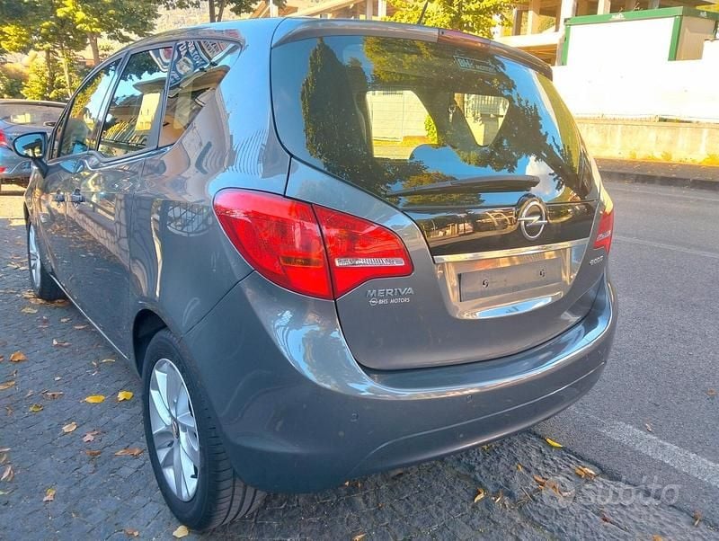 Usado Opel Meriva 95 CV (69 kW) 2017 Gris Monovolumen